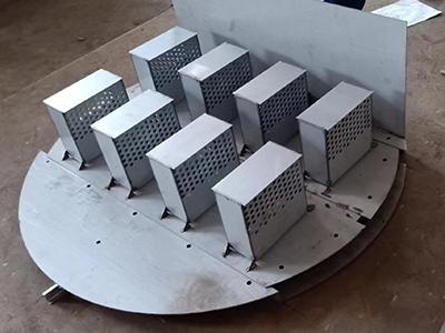 Tower Internal Baffles and Trays for Uniform Liquid Distribution